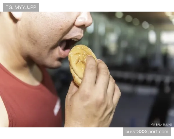 托尼娅·哈丁训练完顺手啃了个汉堡，这自律人设是不是有点绷不住了？